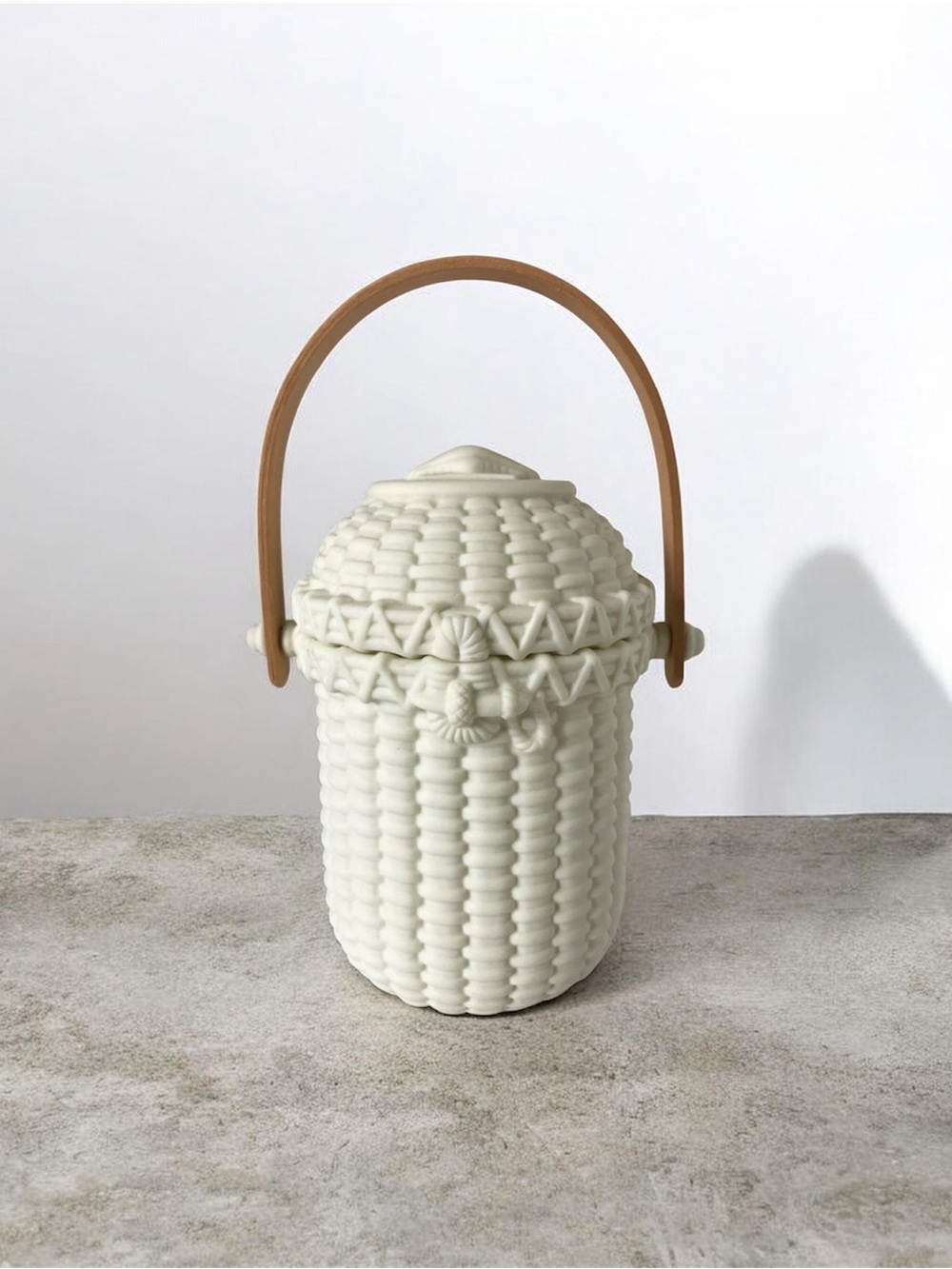 Vintage Partylite Nantucket Porcelain Basket Tea light Holder with lid .